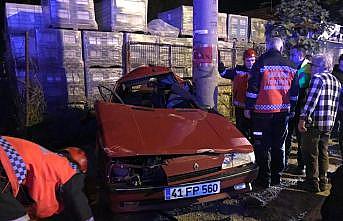 Sakarya'da beton direğe çarpan otomobilin sürücüsü hayatını kaybetti