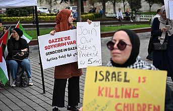 STK'lerin kadın temsilcilerinden Filistin için Sultanahmet'te kefenli protesto