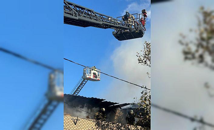 Sultangazi'de bir binada çıkan yangında 3 kişi yaralandı, 1 kişi dumandan etkilendi