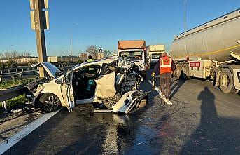 Anadolu Otoyolu'nda panelvan ile otomobilin çarpıştığı kazada 2 kişi yaralandı