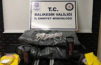 Balıkesir'de 11 düzensiz göçmen ve 2 göçmen kaçakçılığı şüphelisi yakalandı