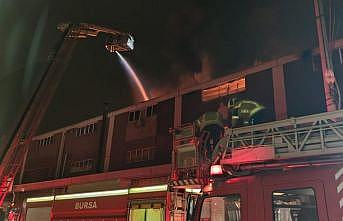 Bursa'da mobilya üretim imalathanesinde çıkan yangına müdahale ediliyor