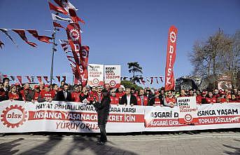 DİSK vergide adalet talebiyle Beşiktaş'ta basın açıklaması yaptı