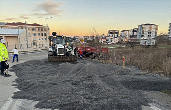 Edirne'de devrilen 5 ton ayçiçeği yüklü traktör römorku trafiği aksattı