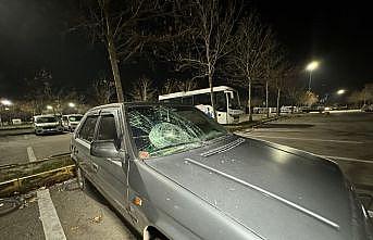 Kocaeli'de bir kişinin park halindeki 35 aracın camlarını kırması güvenlik kamerasında