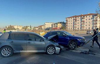 Kocaeli'de iki aracın çarpıştığı kazada 3 kişi yaralandı