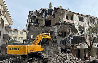 Küçükçekmece'de kentsel dönüşüm için boşaltılan 5 binanın yıkımına başlandı