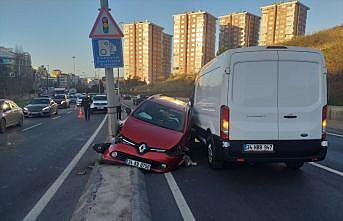 Maltepe'de iki aracın çarpıştığı kaza nedeniyle trafik yoğunluğu oluştu