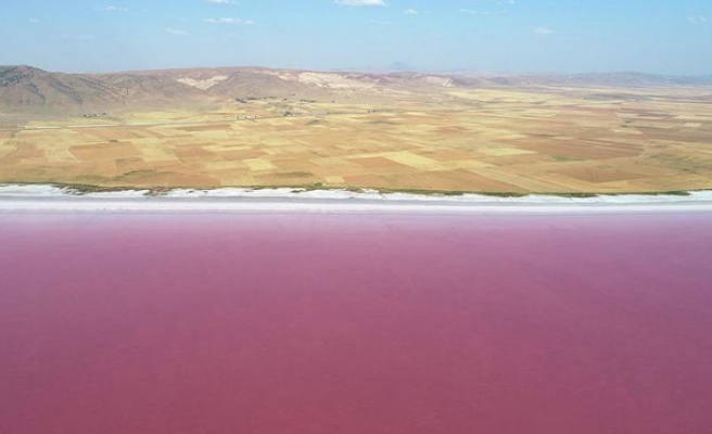 Tuz Gölü'nün 'kırmızı beyaz' güzelliği