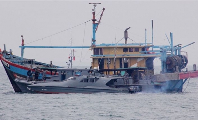 Endonezya'da yasa dışı avlanan 125 balıkçı teknesi batırıldı