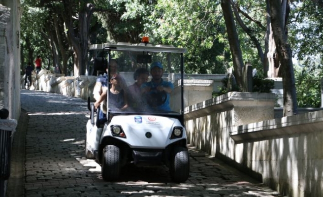 Eyüpsultan'da yaşlı ve engellilere golf araçlarıyla hizmet