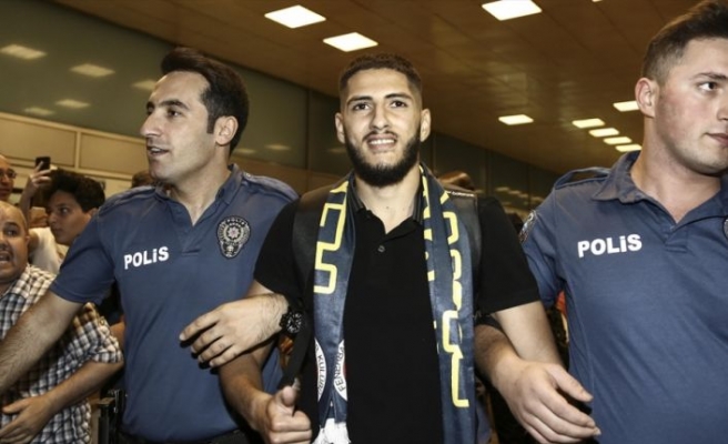 Yassine Benzia, Fenerbahçe için İstanbul'a geldi
