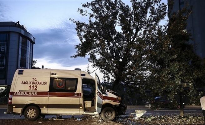 Şişli'de hasta taşıyan ambulans kaza yaptı: 6 yaralı
