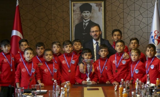 Bakan Kasapoğlu UYAFA Şırnak takımını kabul etti