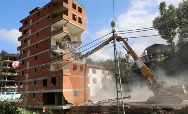 Rize'deki 7 katlı binanın yıkımına başlandı