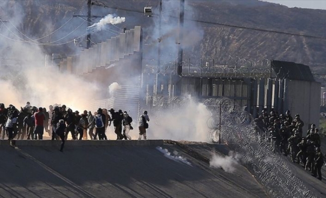ABD polisinden sınırdaki göçmenlere gazlı müdahale