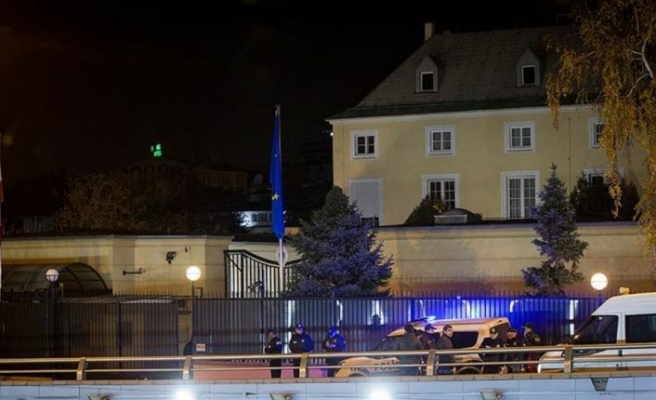 Avusturya Büyükelçiliği önünde ateş açan zanlılar yakalandı