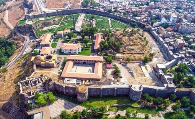 Diyarbakır'ın 'kalbi'nde su kanalı ve tünel bulundu