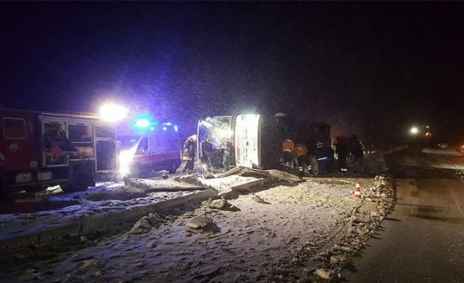 Ankara ve Kırşehir'de yolcu otobüsü devrildi: 3 ölü, 40 yaralı