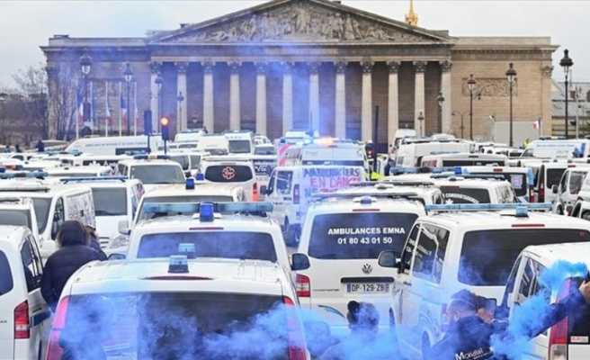 Fransa'da 'sarı yelekliler'den sonra ambulans çalışanları da sokağa döküldü