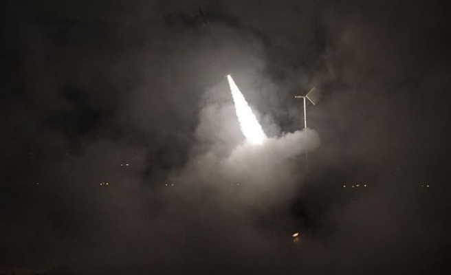 İsrail, Suriye'den atılan uçaksavar füzesinin vurulduğunu duyurdu