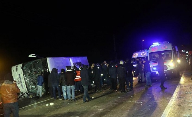 Amasya'da yolcu otobüsü devrildi: 2 ölü, 35 yaralı