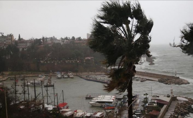 Antalya'da şiddetli yağış ve hortum nedeniyle zor anlar yaşanıyor