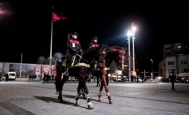 Atlı polisler Taksim'de ilk görevlerinde
