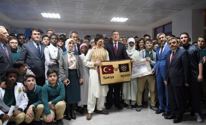Bakan Selçuk, Bursa’da 7 kıtadan öğrencilerle buluştu