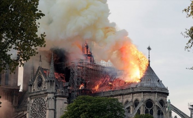Fransa'nın sembolü Notre Dame alevlere teslim oldu