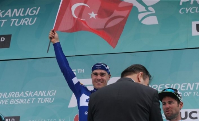 Jakobsen podyuma Türk bayrağı ile çıktı