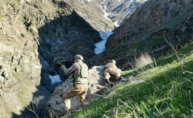 PKK'lı teröristlerin 11 kış sığınağı imha edildi