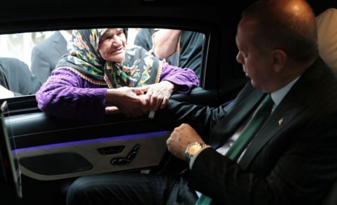 Cumhurbaşkanı Erdoğan, makam aracını durdurarak vatandaşlarla sohbet etti