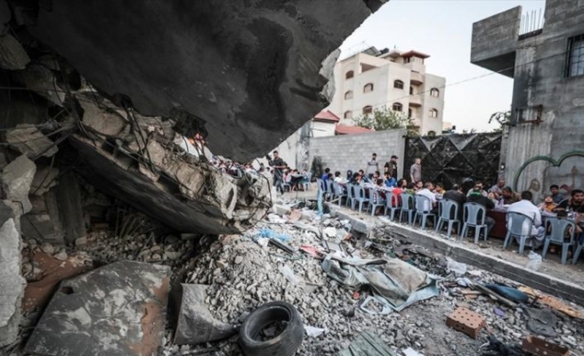 Filistinliler Gazze'de yıkılan evlerin arasında iftar yaptı