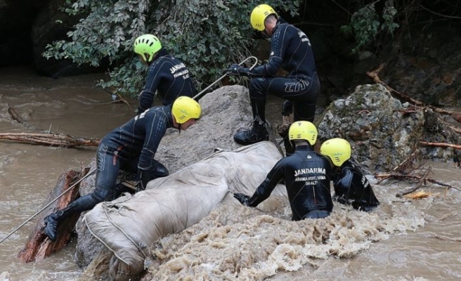 Araklı'daki selde kaybolan 3 kişiyi arama çalışmaları sürüyor