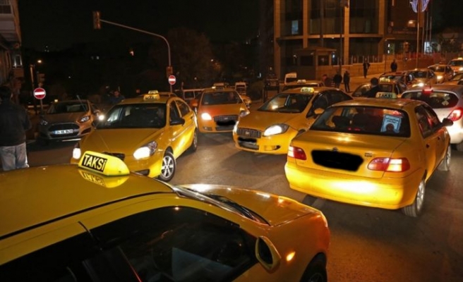 İstanbul'da turistleri dolandırdığı iddia edilen taksicilere operasyon: 23 gözaltı