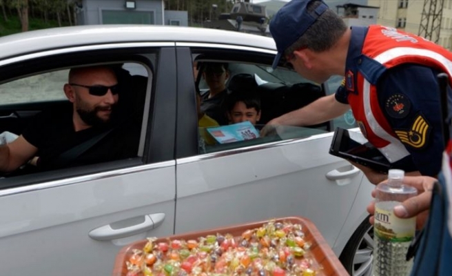 Mehmetçik'ten bayramda 'şekerli' trafik uygulaması