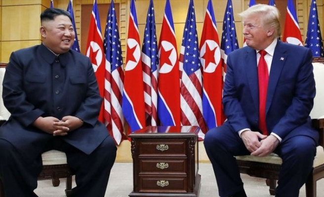 Trump ile Kim 'silahsızlandırılmış bölge'de görüştü