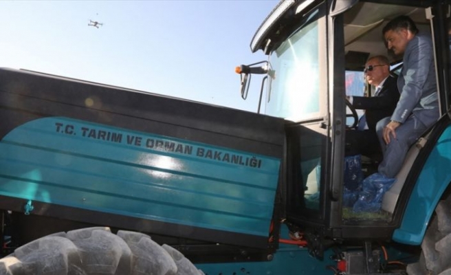 Erdoğan, yerli 'elektrikli traktör' deneme sürüşünü gerçekleştirdi
