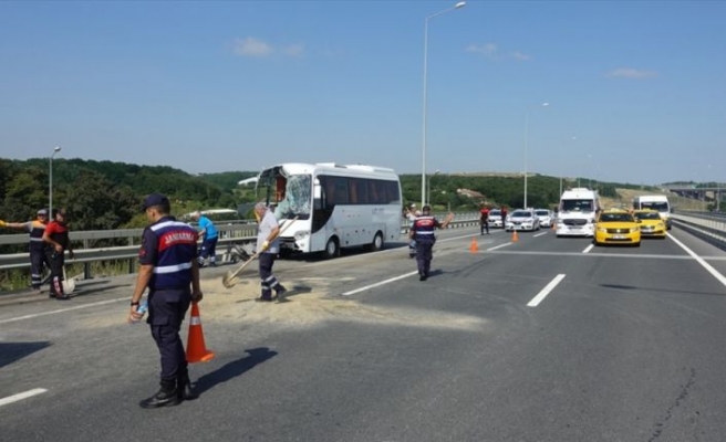 İstanbul'da servis aracıyla otobüs çarpıştı: 12 yaralı