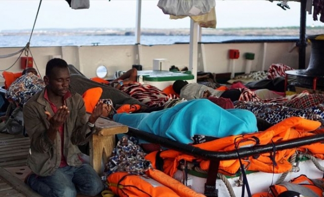 19 gündür denizde bekleyen düzensiz göçmenler karaya çıkacak