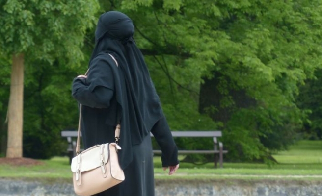 Hollanda'da burka yasağına tepkiler sürüyor