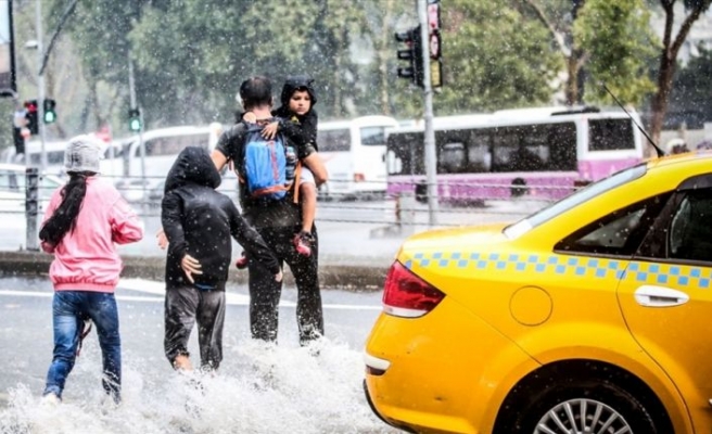 İstanbul'u 'çok hücreli fırtına' vurdu