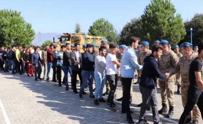 Üniversitelilerden Mehmetçik'e moral ziyareti
