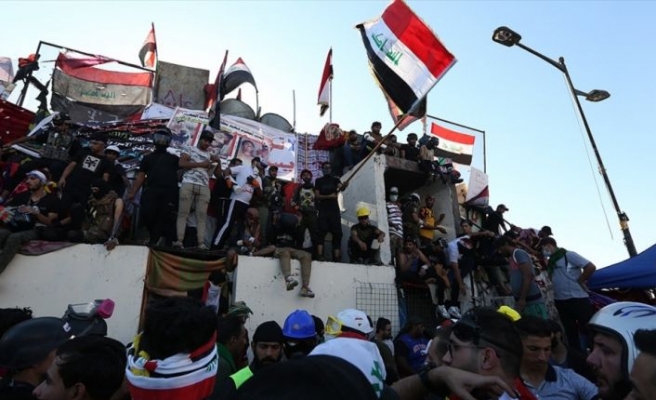 Irak'ta meydanları terk etmeyen göstericiler 'sivil devlet' talebinde ısrarlı