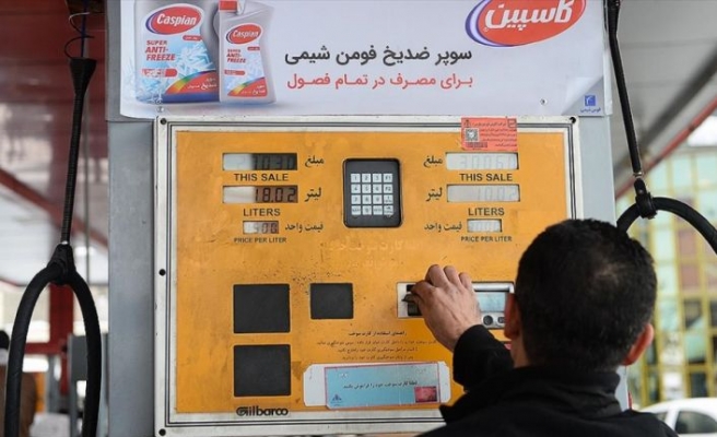İran'da benzin zammından elde edilen gelir halka dağıtılmaya başlandı
