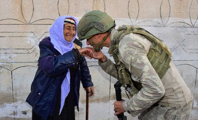 MSB, Mehmetçiğin Rasulayn'daki yaşlı kadının elini öptüğü anın fotoğrafını paylaştı