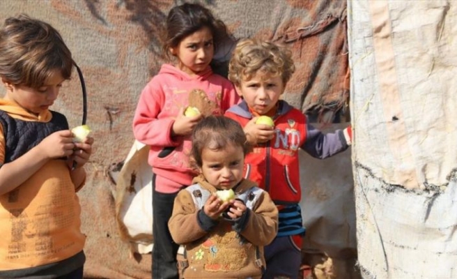 Suriye'deki çadır kentlerde 21 ton meyve dağıtıldı