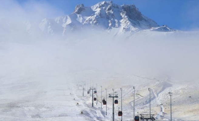 Erciyes Kayak Merkezi'nde kar kalınlığı 20 santimetreye ulaştı