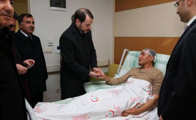 Hazine ve Maliye Bakanı Albayrak, Ağrı'da yaralı askerleri ziyaret etti